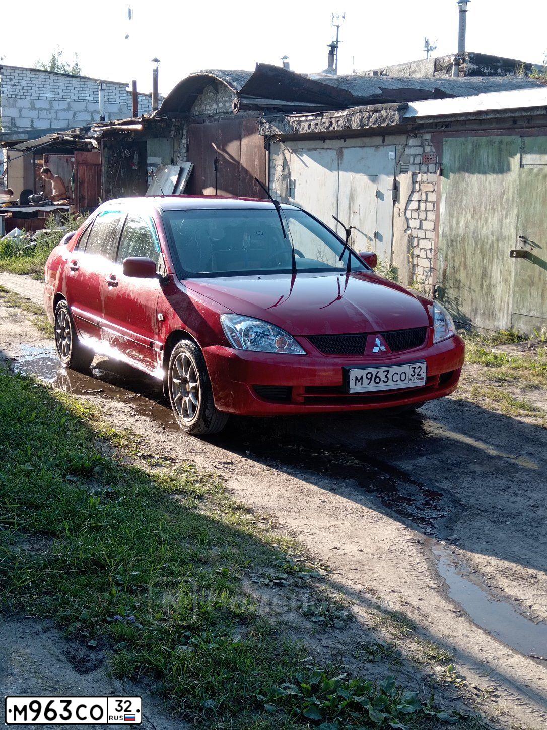 Фото автомобиля MITSUBISHI LANCER, 2005 — госномер М963СО32. Цвет: Красный