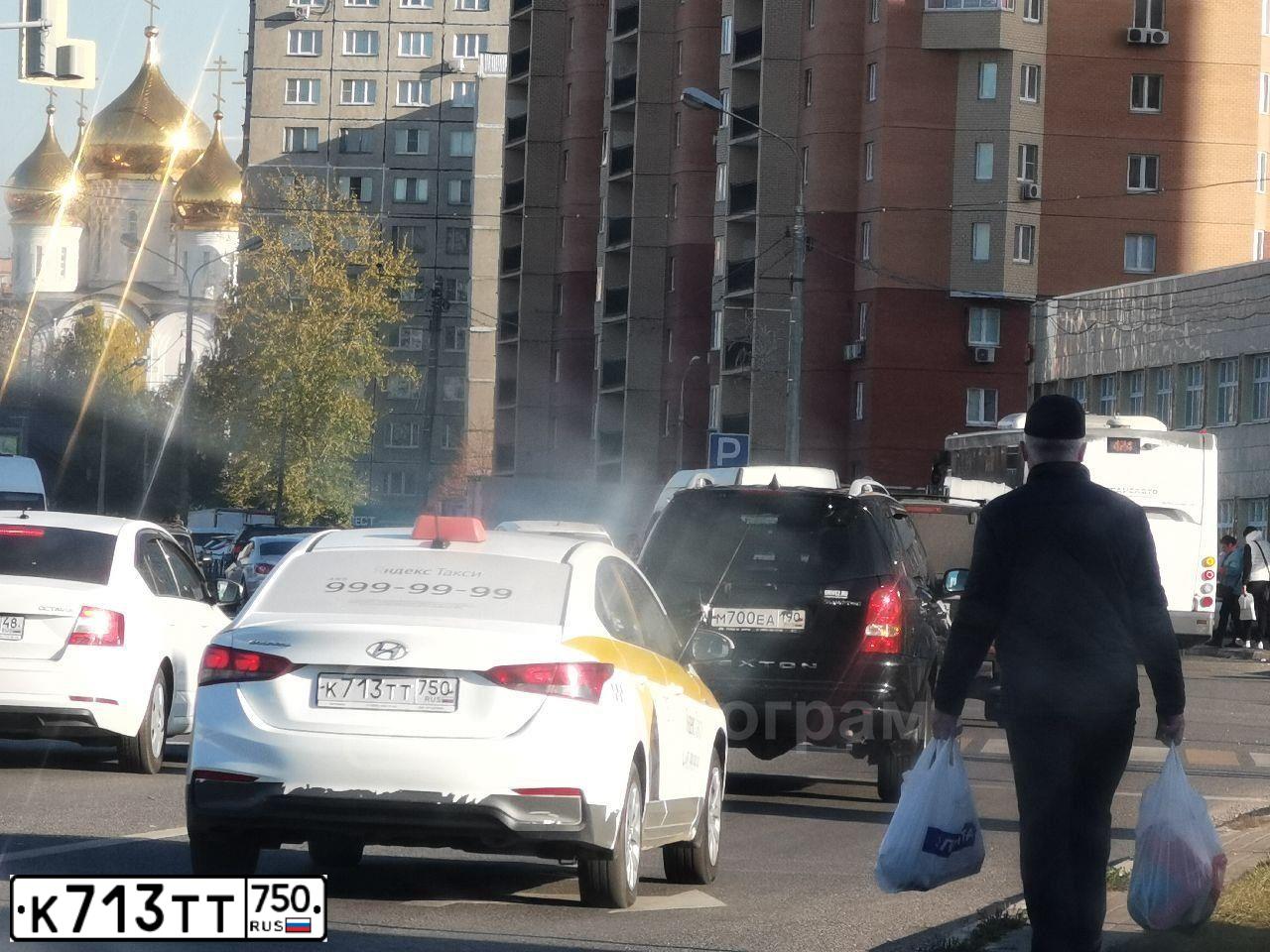 Фото автомобиля HYUNDAI SOLARIS, 2018 — госномер С152ВУ550. Цвет: БЕЛЫЙ ЖЕЛТЫЙ СЕРЫЙ