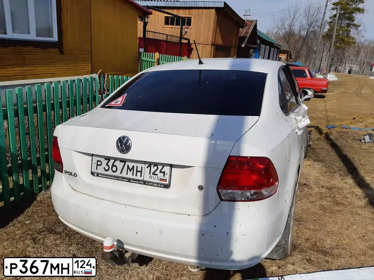 Фото автомобиля VOLKSWAGEN POLO, 2013 — госномер О274ХА124. Цвет: Белый