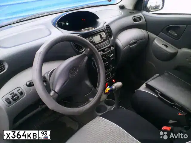 Фото автомобиля TOYOTA YARIS, 2000 — госномер Х364КВ93. Цвет: СЕРЕБРИСТЫЙ