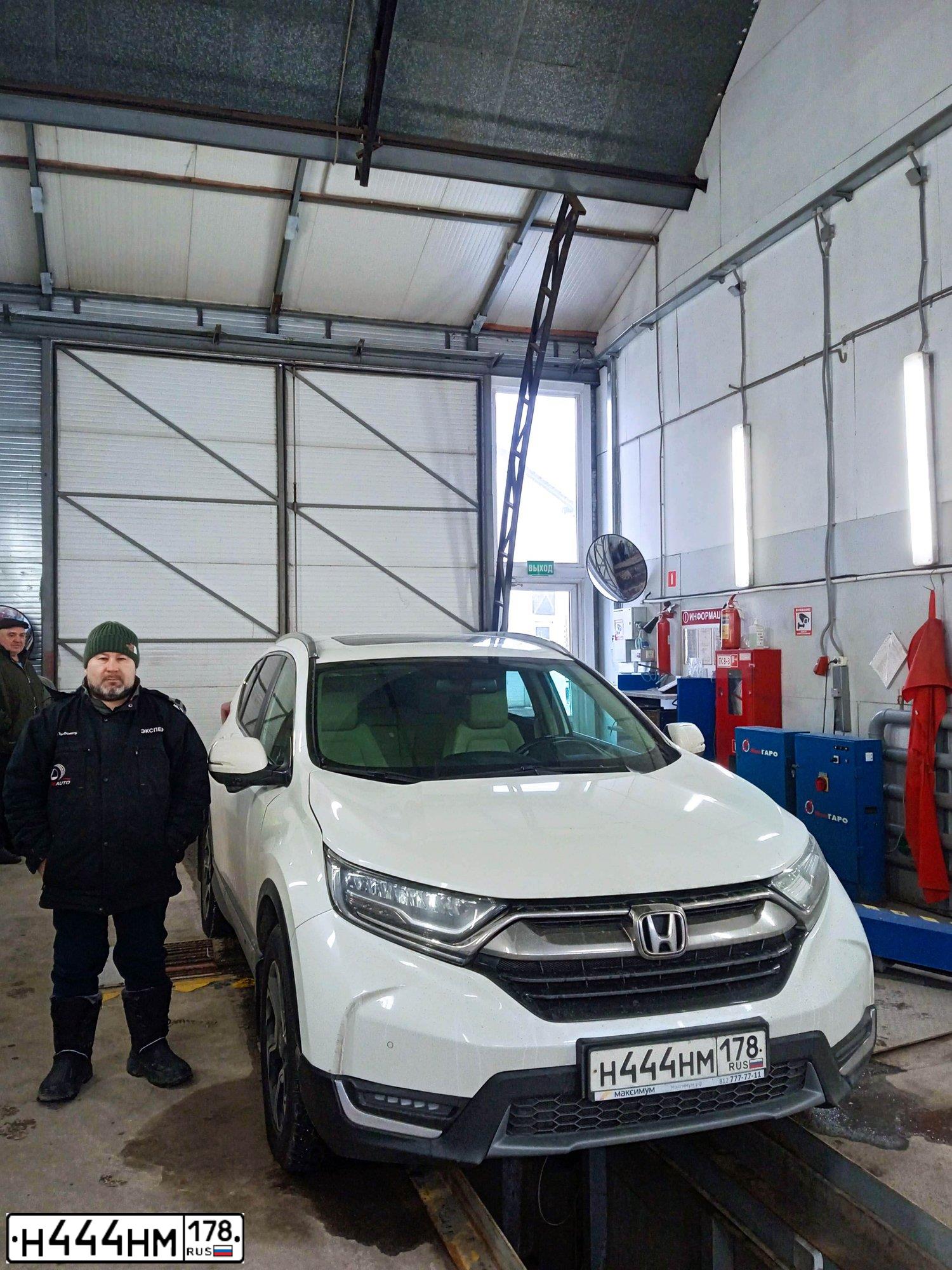 Фото автомобиля HYUNDAI IX35, 2012 — госномер Н444НМ178. Цвет: Коричневый
