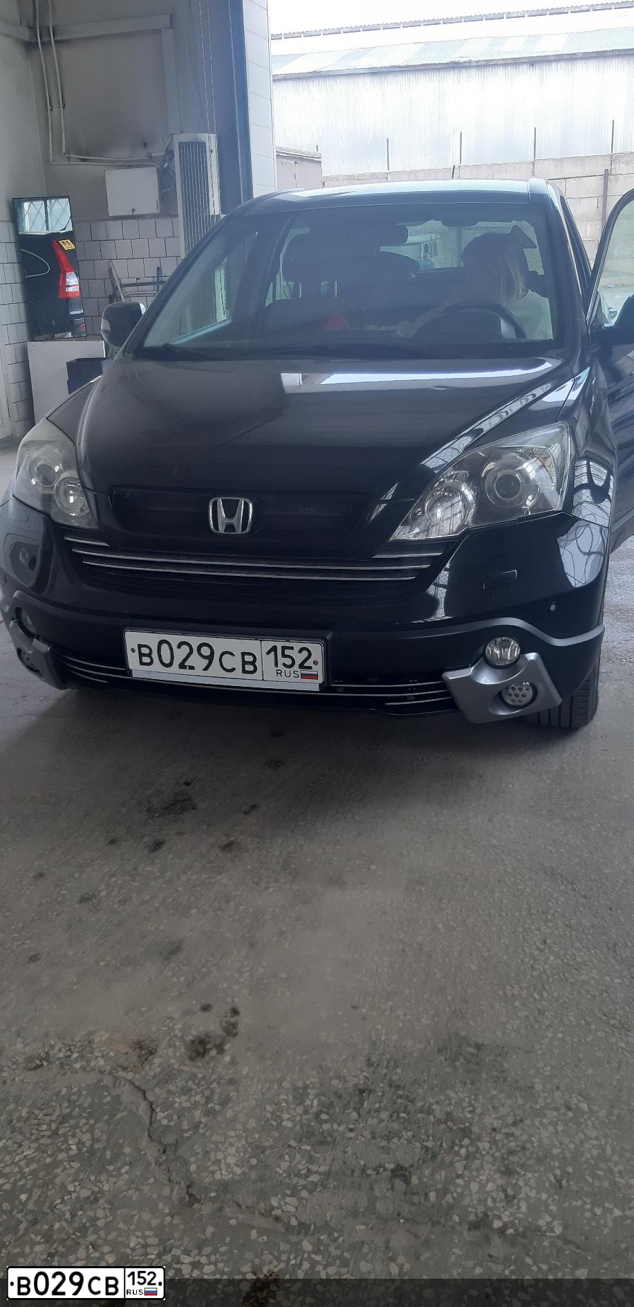 Фото автомобиля HONDA CR-V, 2008 — госномер В001ВС52. Цвет: ЧЕРНЫЙ
