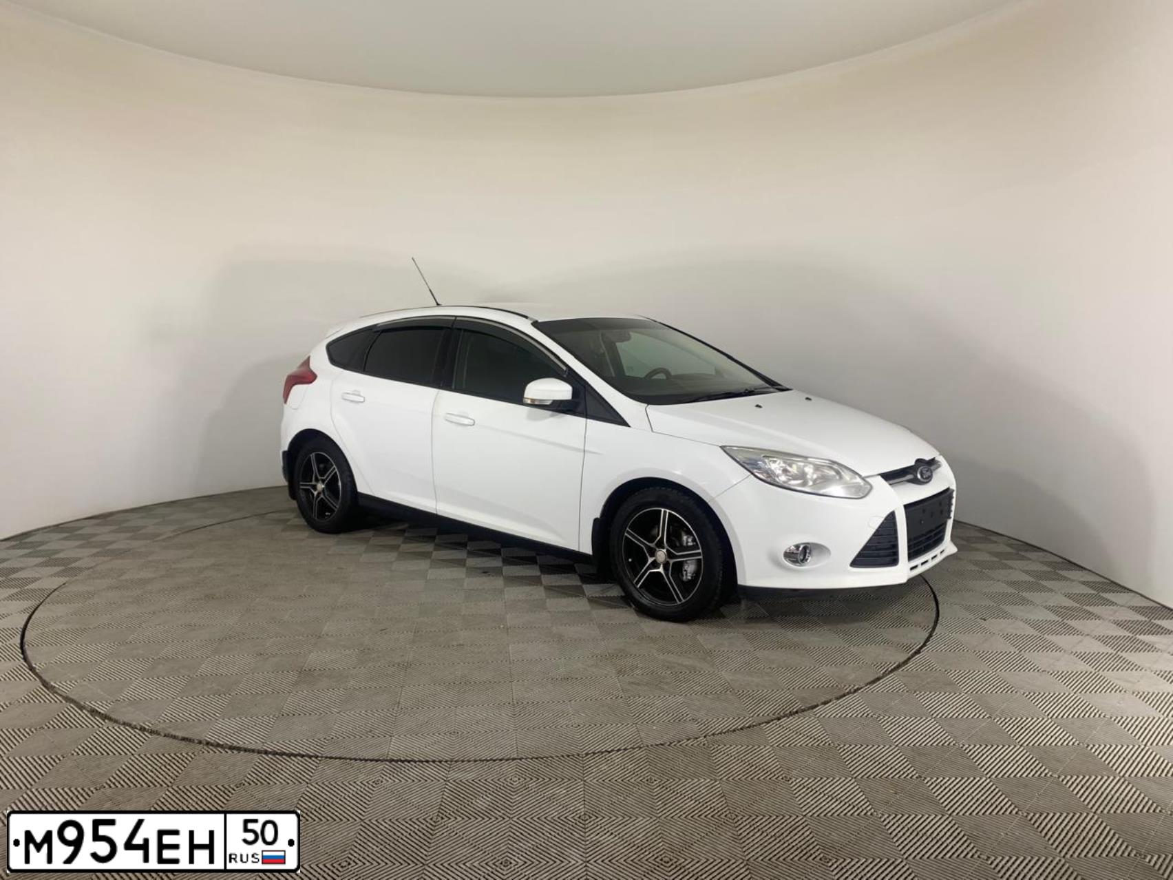 Фото автомобиля FORD D FOCUS, 2013 — госномер М954ЕН50. Цвет: Белый