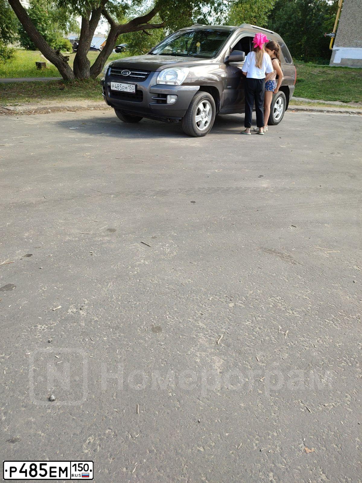 Фото автомобиля KIA SPORTAGE, 2006 — госномер Р485ЕМ150. Цвет: КОРИЧНЕВЫЙ