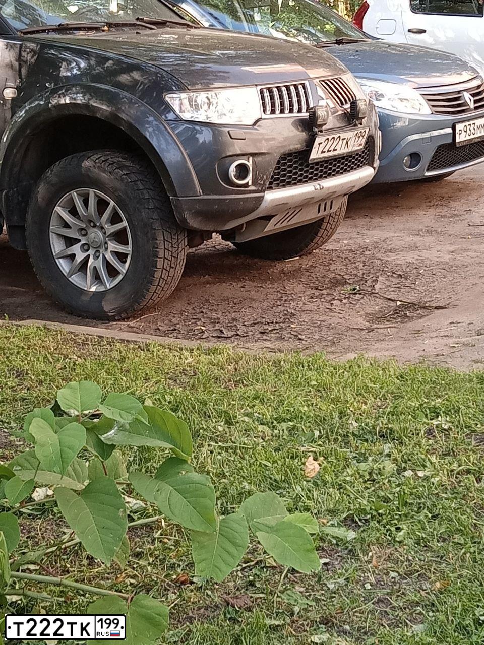 Фото автомобиля MITSUBISHI OUTLANDER, 2007 — госномер Т222ТК199. Цвет: СЕРЫЙ