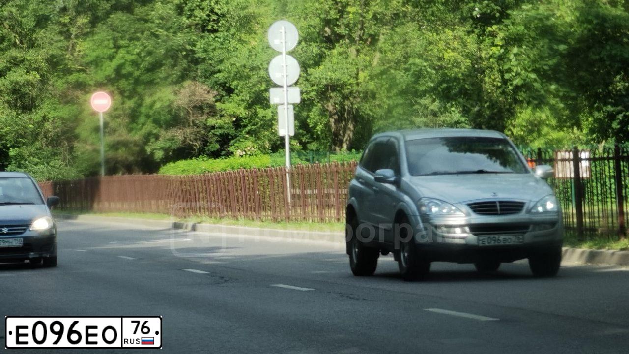 Фото автомобиля NISSAN PRIMERA, 1999 — госномер У997УЕ33. Цвет: МАЛИНОВЫЙ