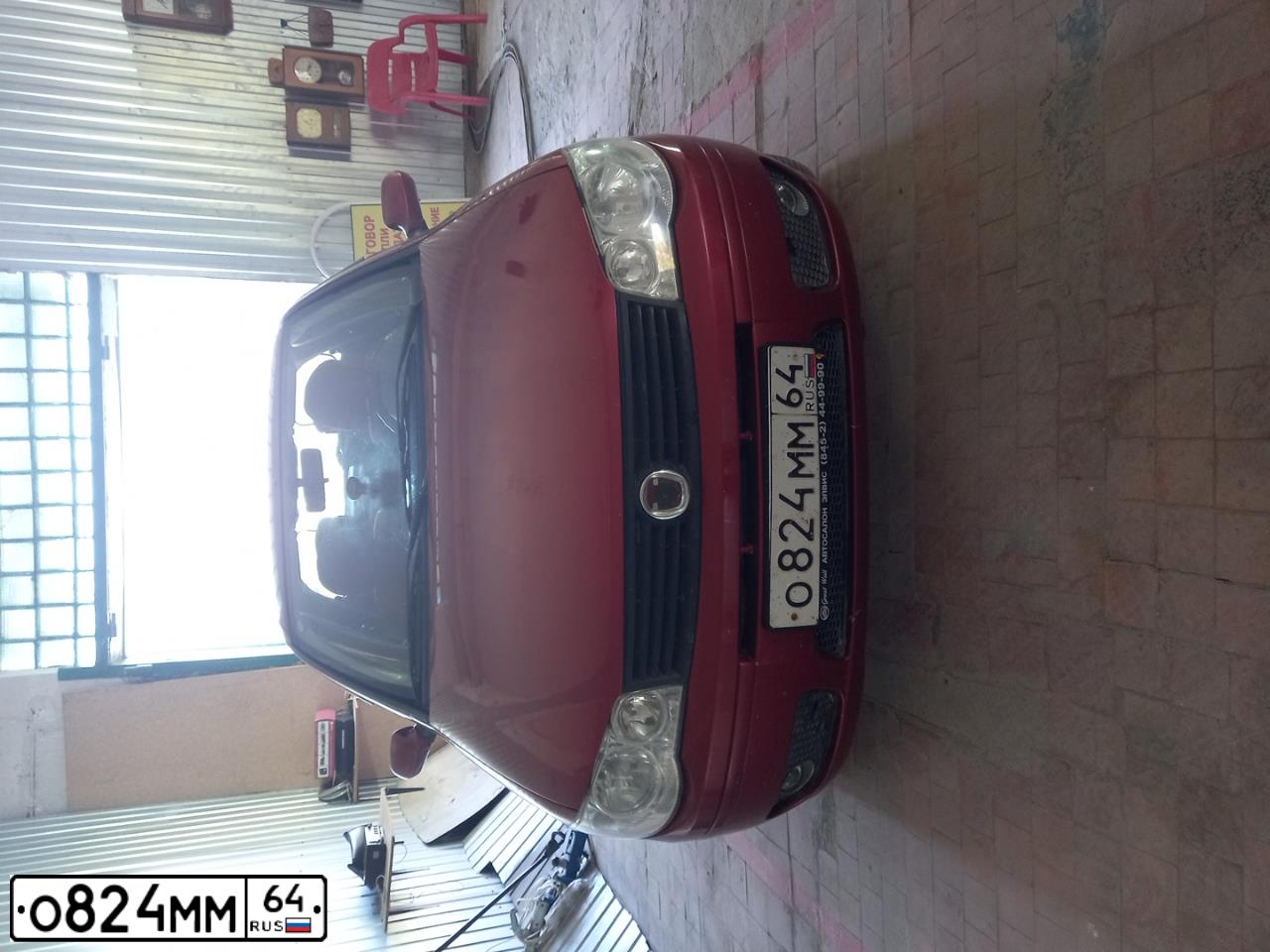 Фото автомобиля FIAT ALBEA, 2008 — госномер О824ММ64. Цвет: Красный