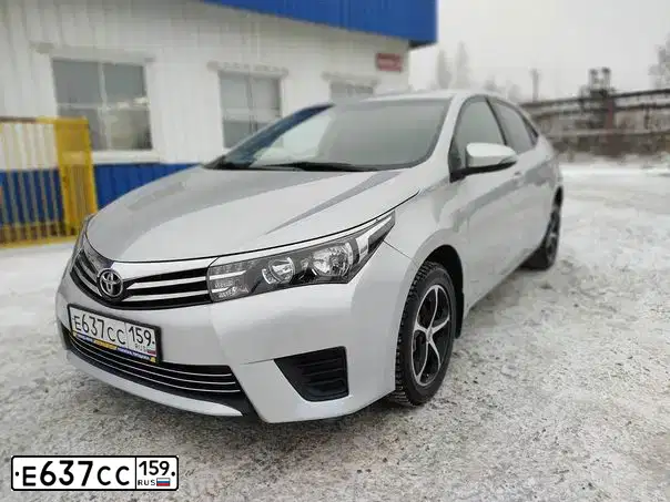 Фото автомобиля TOYOTA COROLLA, 2014 — госномер Н437КЕ159. Цвет: Серебристый