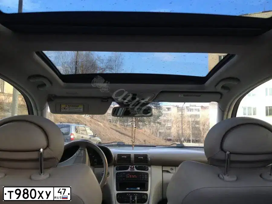 Фото автомобиля MERCEDES C-KLASSE, 2002 — госномер О423НМ47. Цвет: ЗОЛОТИСТЫЙ