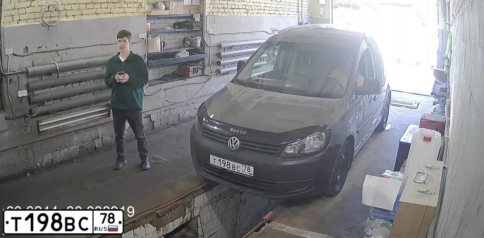 Фото автомобиля VOLKSWAGEN CADDY, 2011 — госномер Н040АР198. Цвет: ТЕМНО-СЕРЫЙ