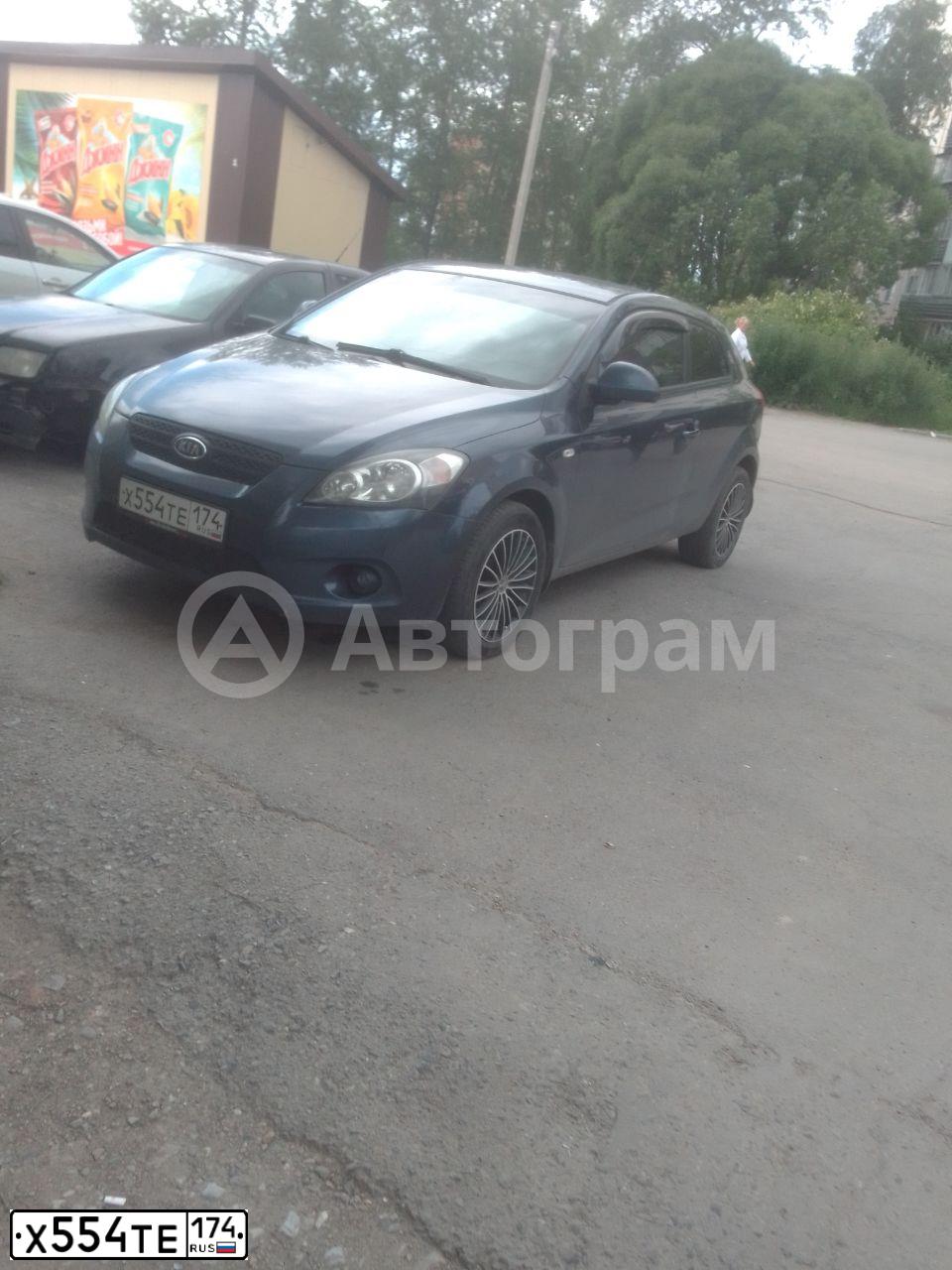 Фото автомобиля KIA CEED, 2008 — госномер Е147ЕА774. Цвет: синий
