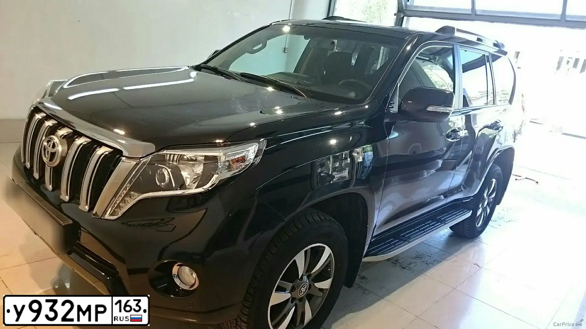 Фото автомобиля TOYOTA LANDCRUISER, 2015 — госномер Е444СЕ64. Цвет: ЧЕРНЫЙ