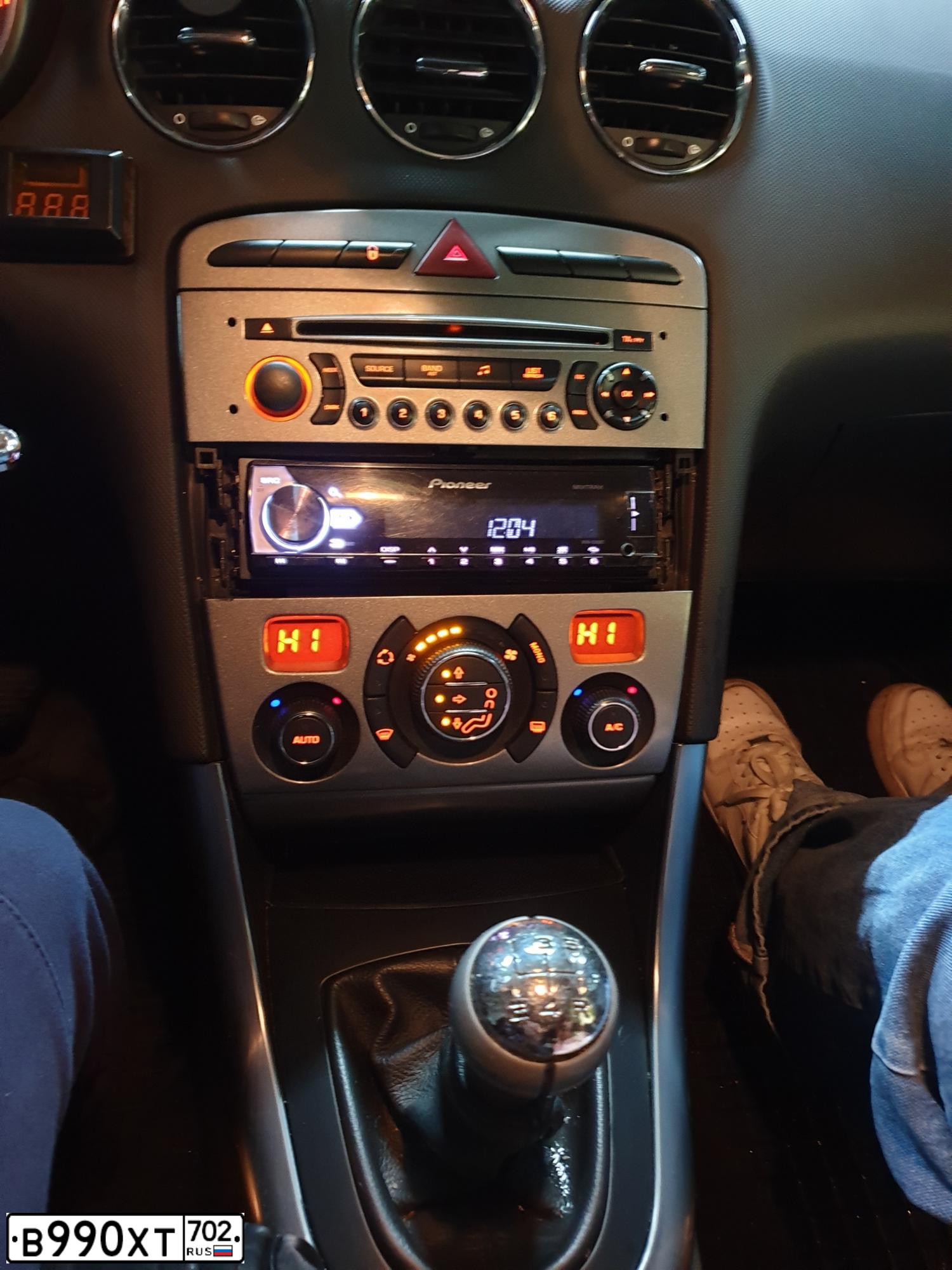Фото автомобиля PEUGEOT 308, 2011 — госномер В990ХТ702. Цвет: ЧЕРНЫЙ