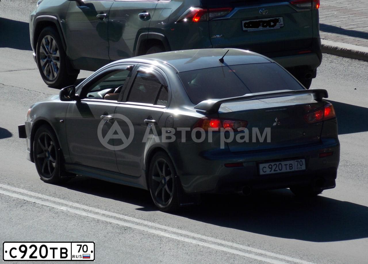Фото автомобиля MITSUBISHI LANCER, 2008 — госномер С920ТВ70. Цвет: СЕРЫЙ