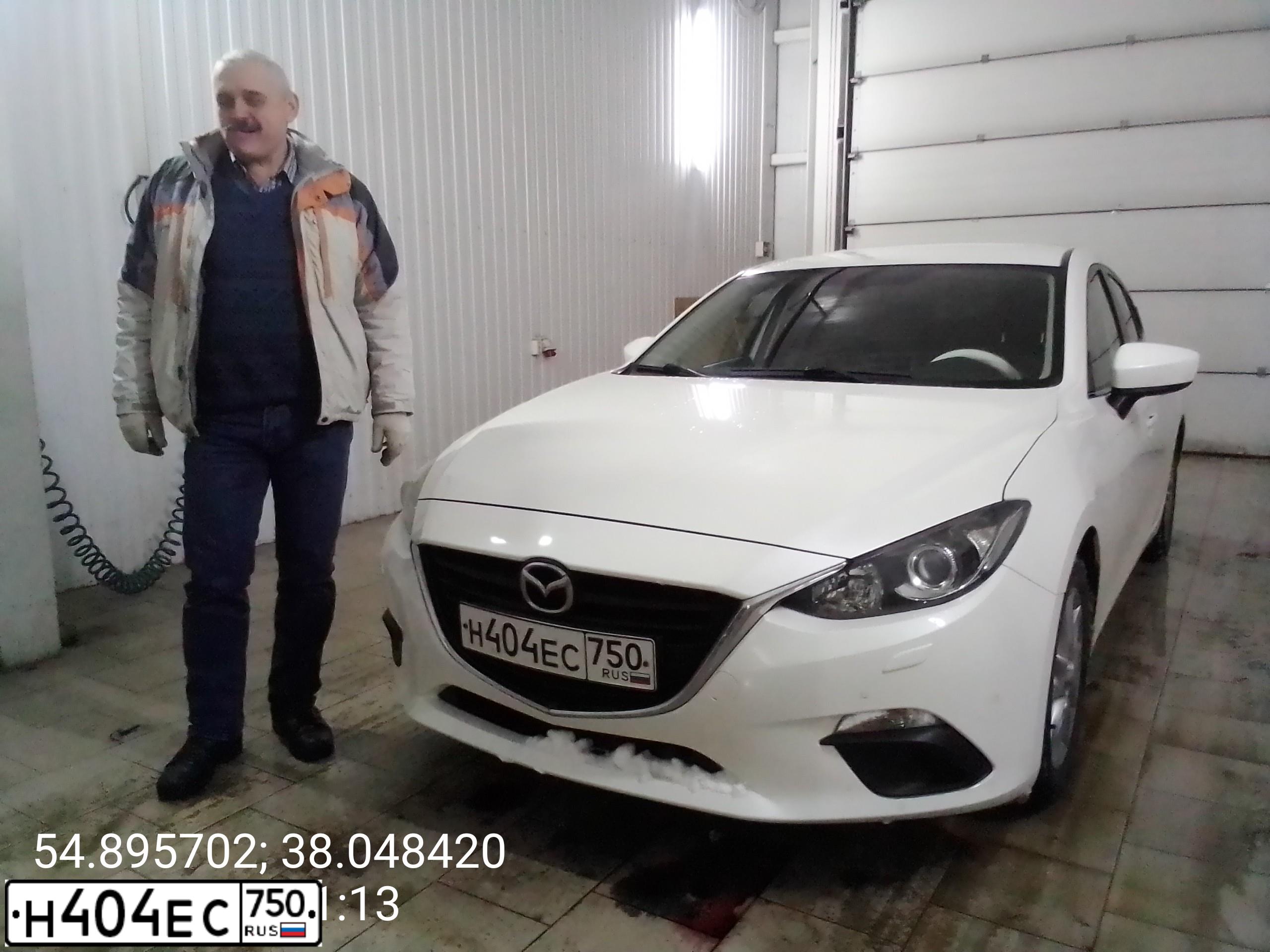 Фото автомобиля MAZDA A 3, 2014 — госномер Н404ЕС750. Цвет: Белый
