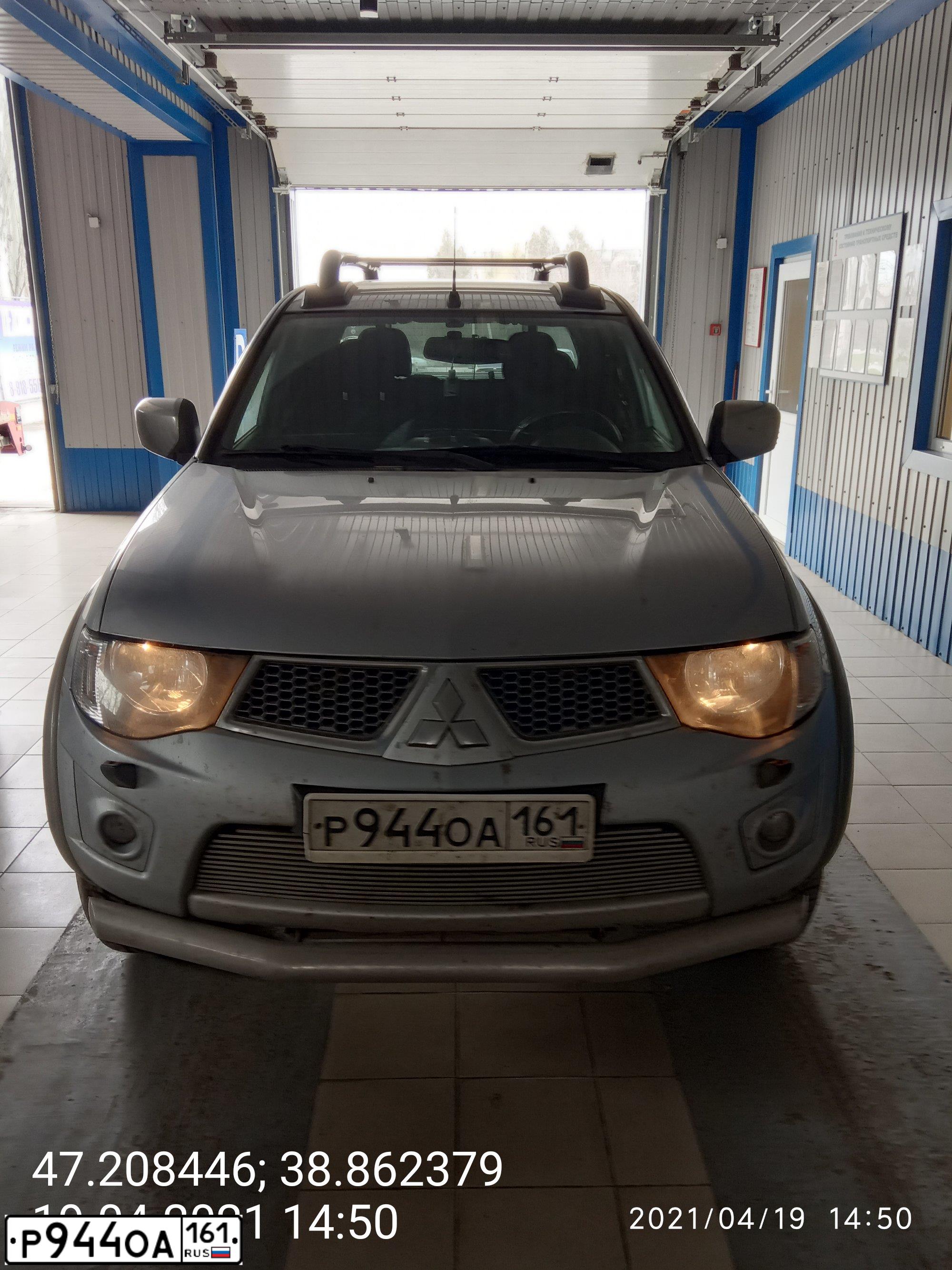 Фото автомобиля MITSUBISHI L 200, 2011 — госномер Р944ОА161. Цвет: СЕРЕБРИСТЫЙ