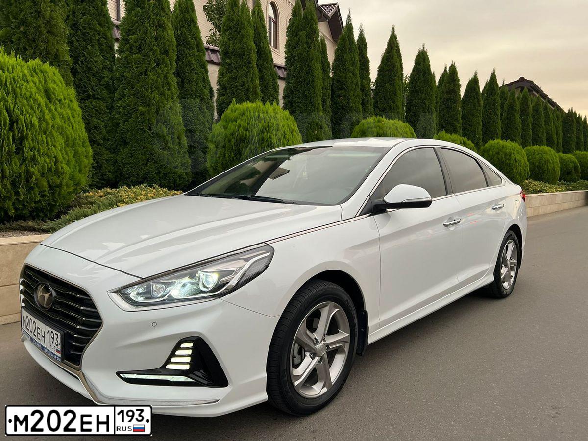 Фото автомобиля HYUNDAI SONATA, 2018 — госномер Р100АМ93. Цвет: Белый