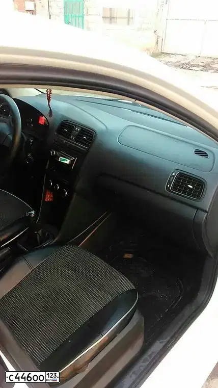 Фото автомобиля VOLKSWAGEN POLO, 2012 — госномер Т980ВС180. Цвет: Белый
