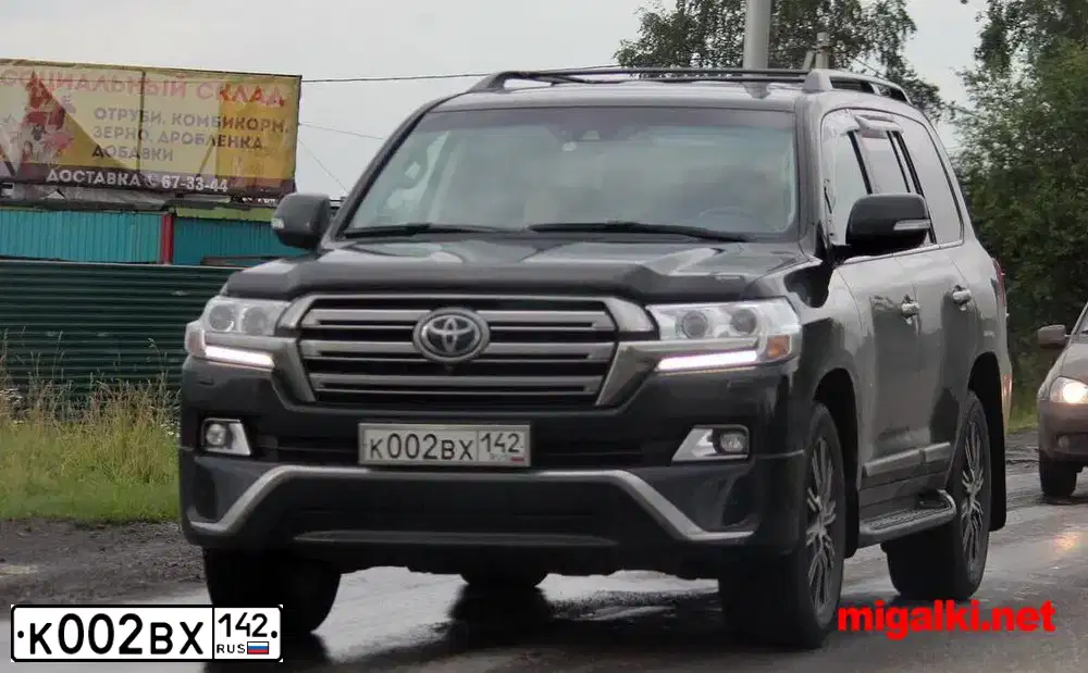 Фото автомобиля TOYOTA LANDCRUISER 200, 2016 — госномер К002ВХ142. Цвет: ЧЕРНЫЙ