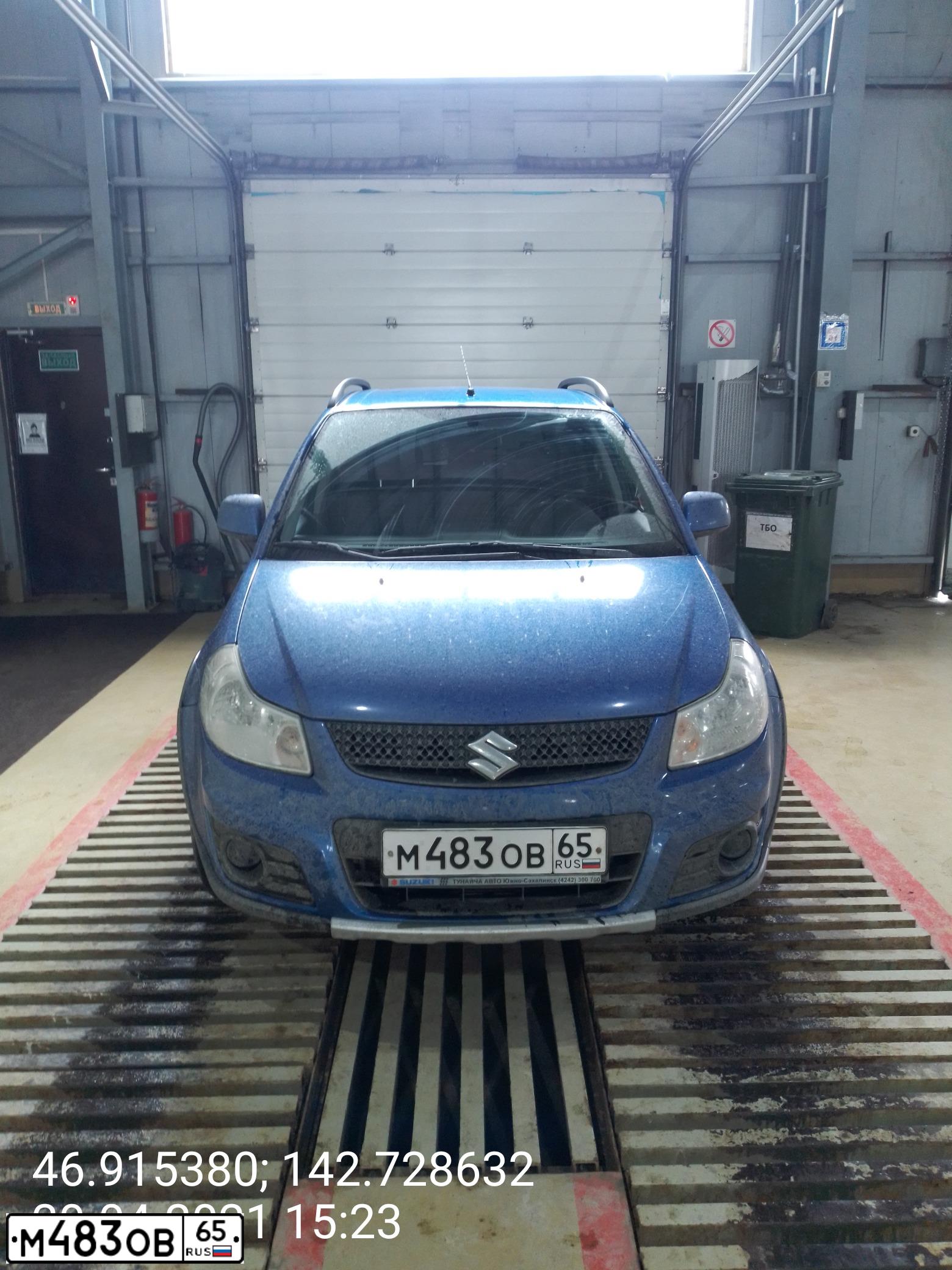 Фото автомобиля SUZUKI SX 4, 2012 — госномер М483ОВ65. Цвет: СИНИЙ