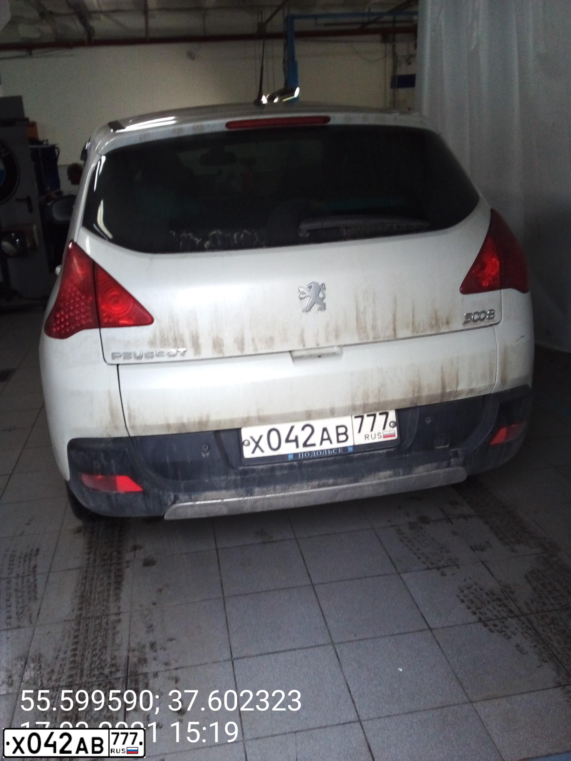 Фото автомобиля PEUGEOT 3008, 2013 — госномер Х042АВ777. Цвет: Белый