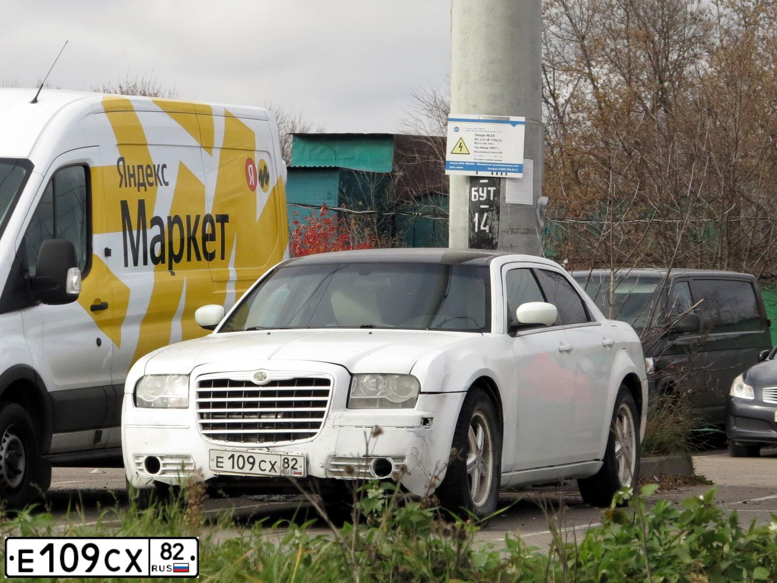 Фото автомобиля CHRYSLER SERIE 300, 2006 — госномер Е109СХ82. Цвет: БЕЛЫЙ