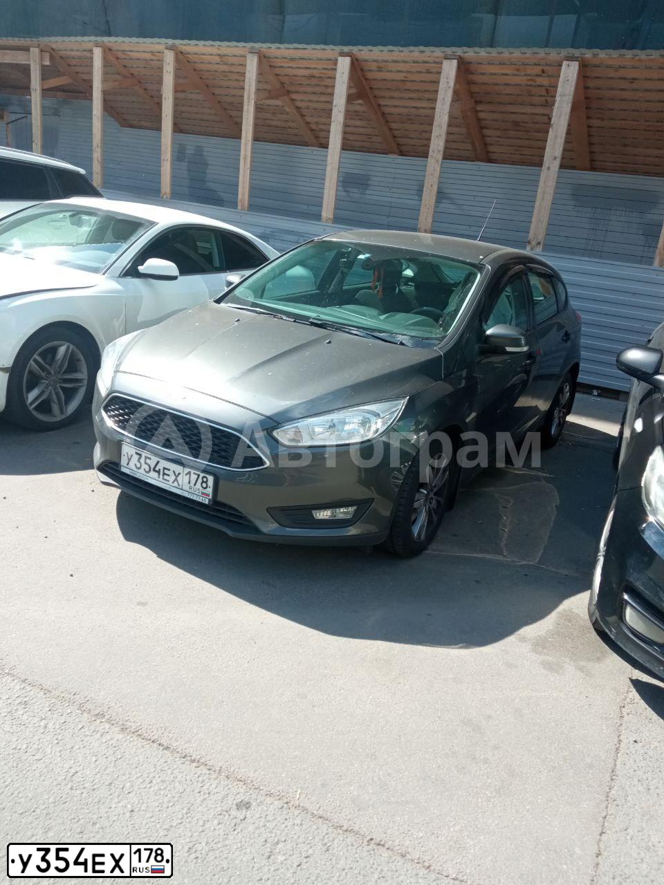 Фото автомобиля FORD FOCUS, 2016 — госномер У354ЕХ178. Цвет: Серый