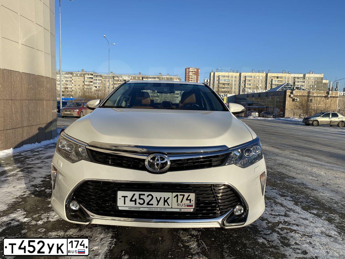 Фото автомобиля TOYOTA CAMRY, 2017 — госномер Т150НУ05. Цвет: БЕЛЫЙ ПЕРЛАМУТР