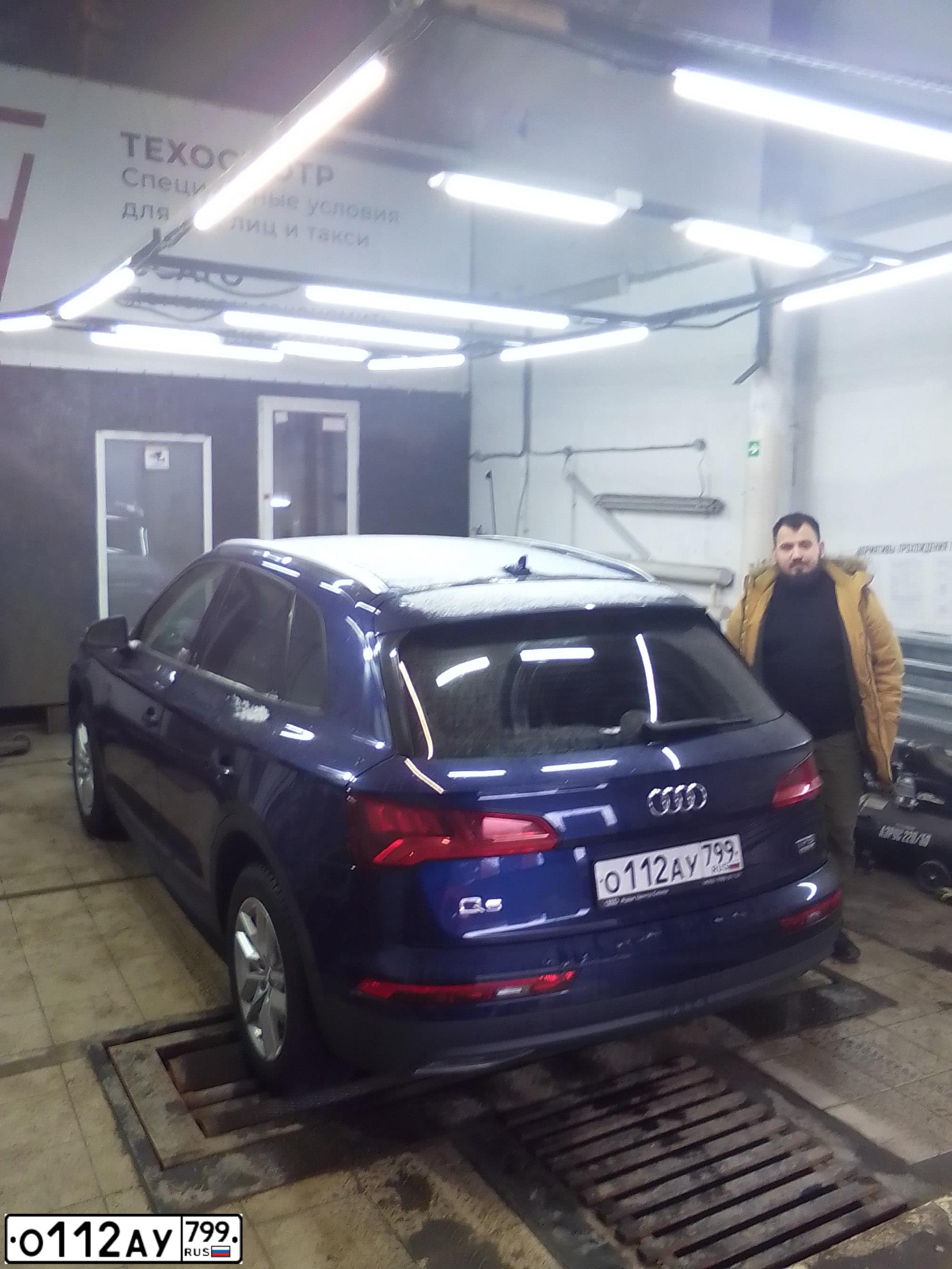 Фото автомобиля AUDI Q5, 2017 — госномер Е425УА89. Цвет: синий