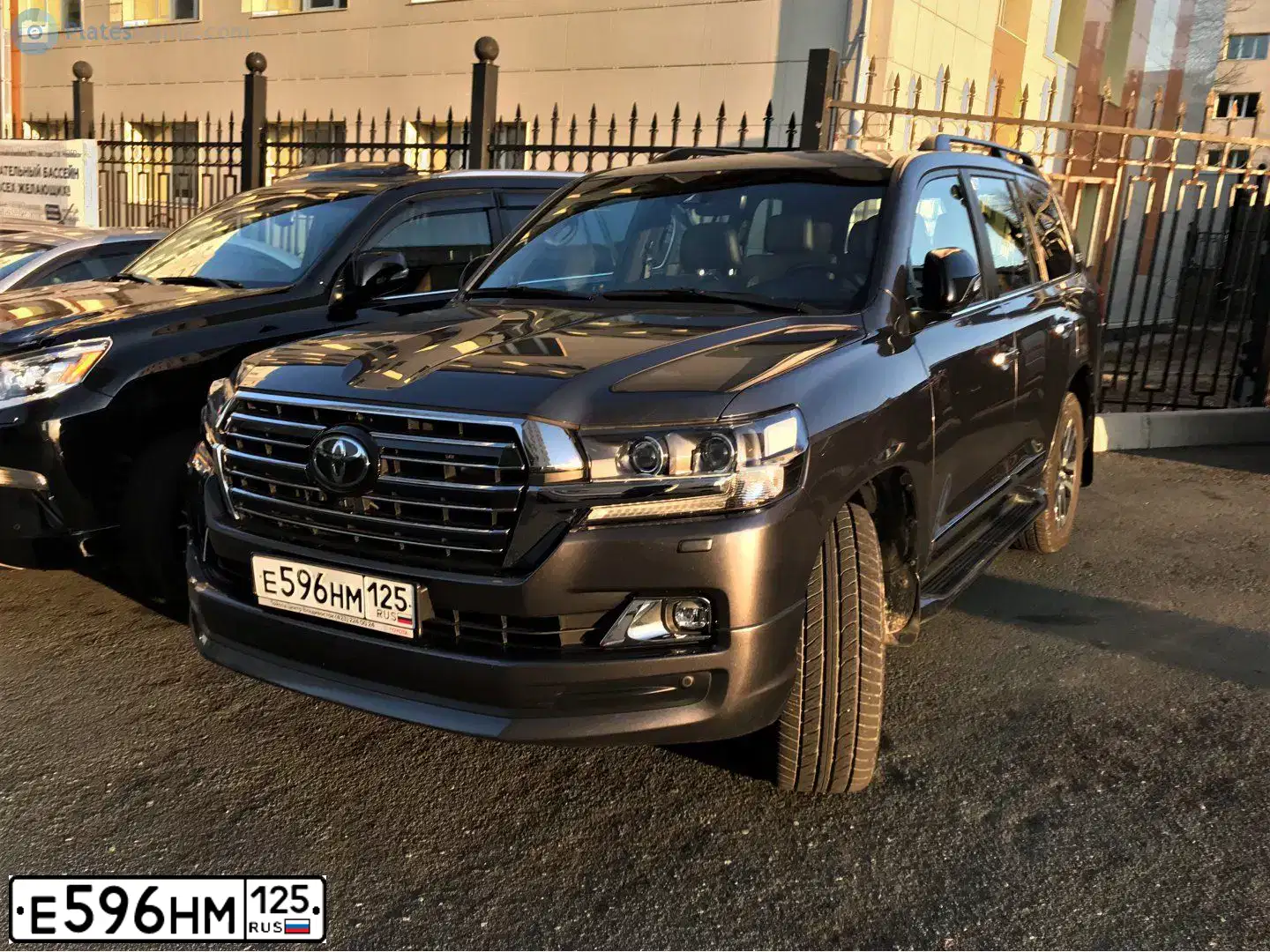 Фото автомобиля TOYOTA LANDCRUISER 200, 2017 — госномер С001ВС125. Цвет: ТЕМНО-СЕРЫЙ