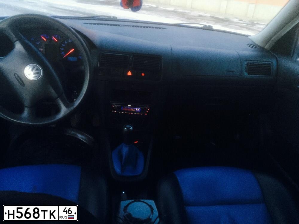 Фото автомобиля VOLKSWAGEN GOLF, 2000 — госномер Е444МЕ46. Цвет: синий