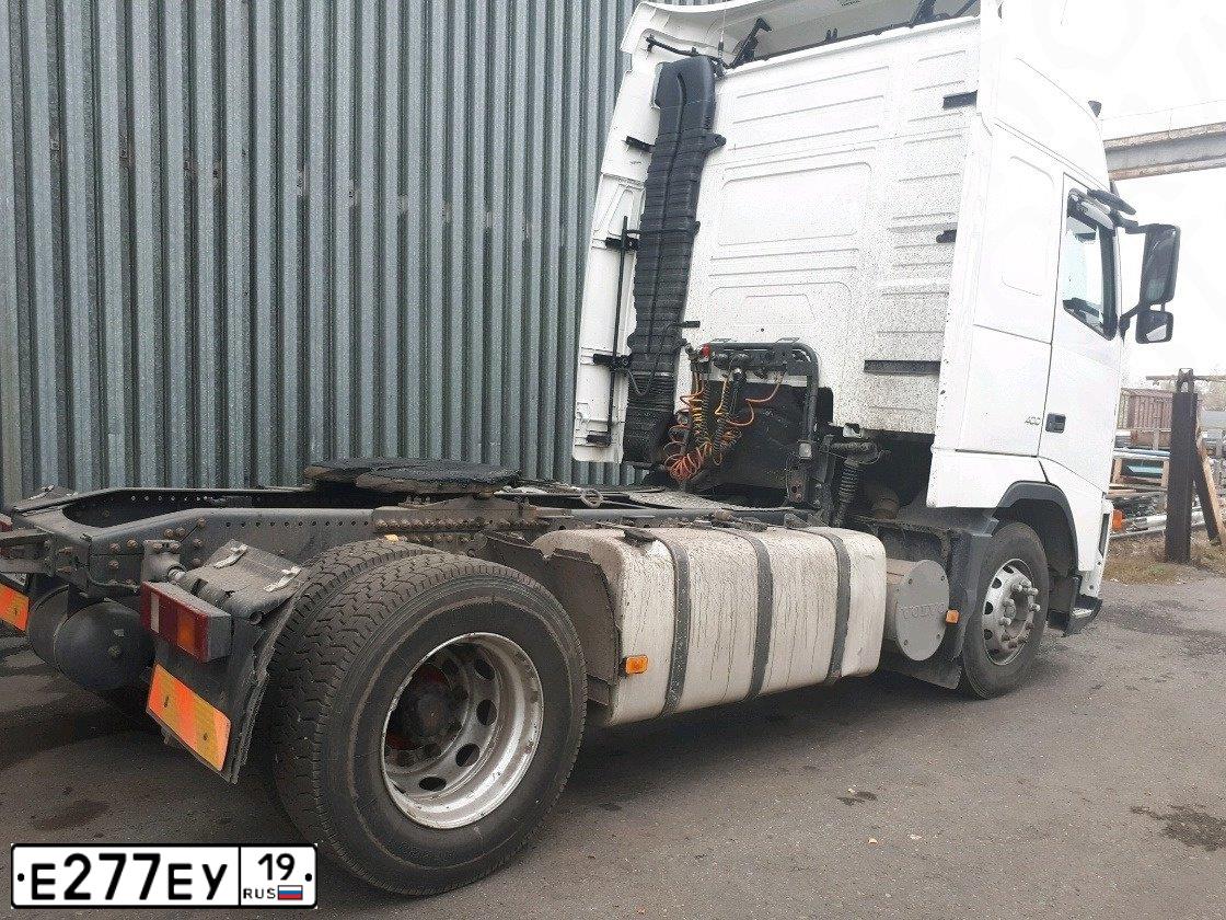 Фото автомобиля VOLVO SERIE FH /4X2/, 2006 — госномер В274НС124. Цвет: Белый