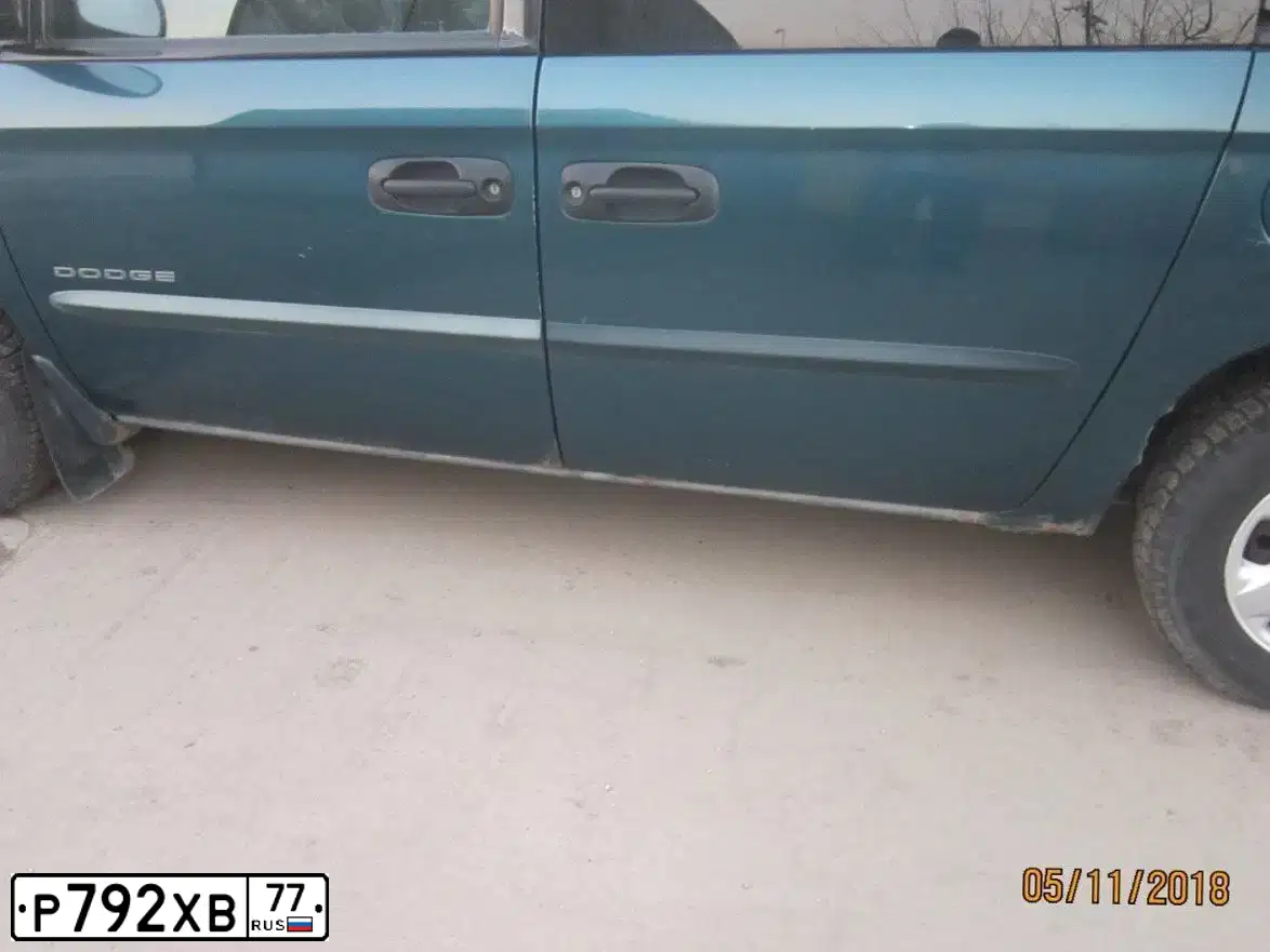 Фото автомобиля DODGE /GRAND/ CARAVAN, 2001 — госномер Р792ХВ77. Цвет: Сине-зеленый
