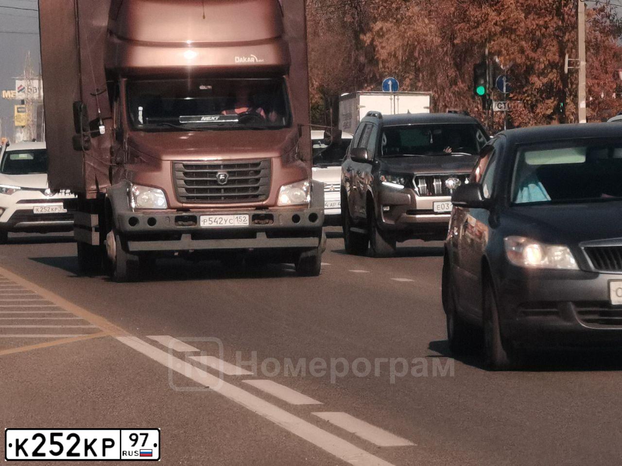 Фото автомобиля LADA 2121 NIVA, 2000 — госномер Р322СМ777. Цвет: КОРИЧНЕВО-БЕЖЕВЫЙ