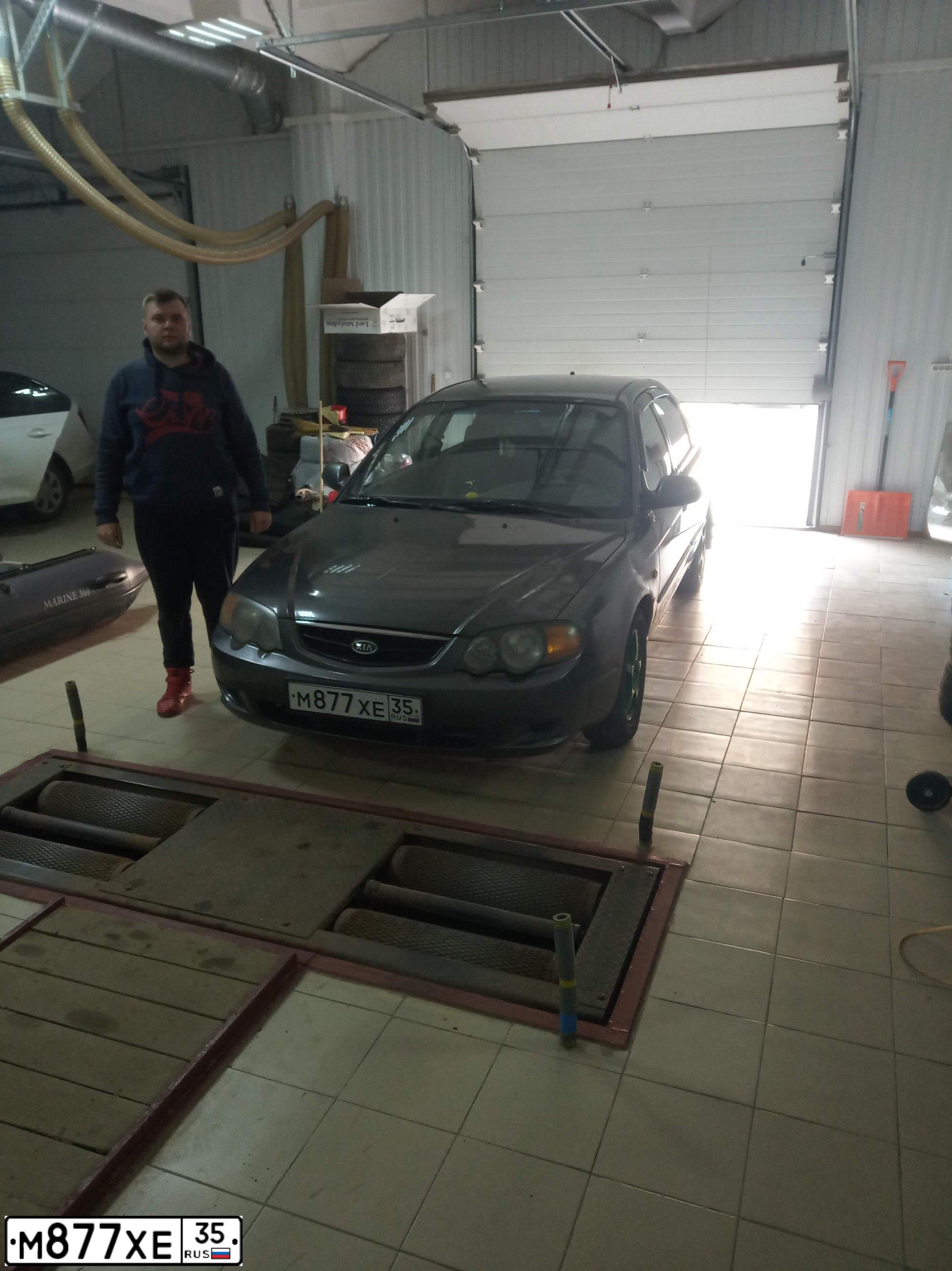 Фото автомобиля KIA SHUMA, 2003 — госномер М877ХЕ35. Цвет: СЕРЫЙ