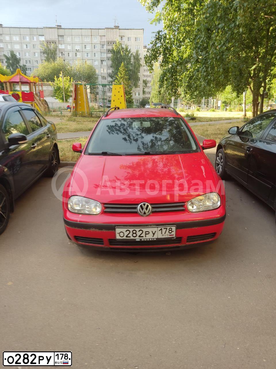 Фото автомобиля VOLKSWAGEN GOLF, 1999 — госномер О282РУ178. Цвет: Красный