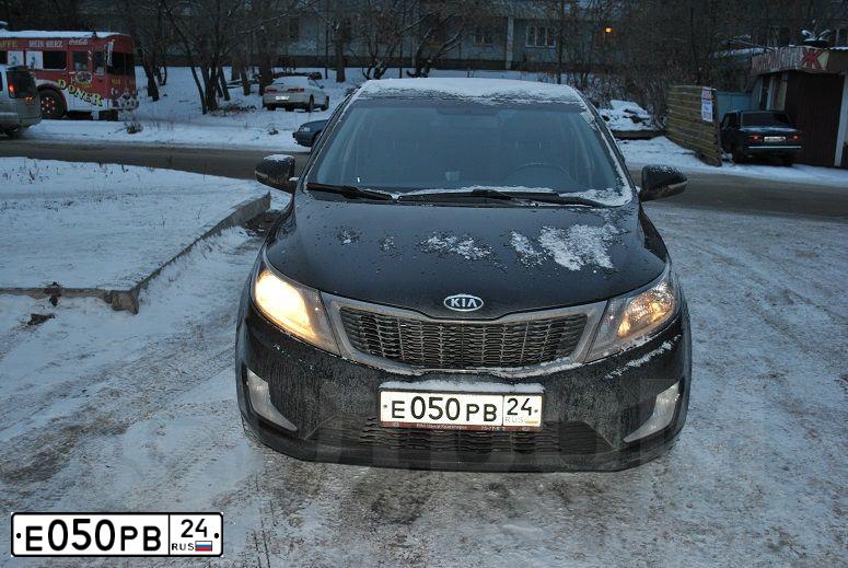 Фото автомобиля KIA RIO, 2011 — госномер Е050РВ24. Цвет: ЧЕРНЫЙ