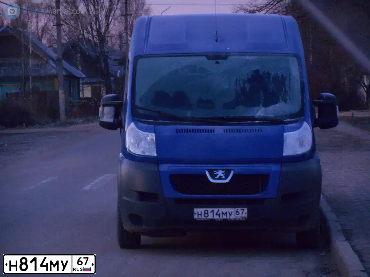 Фото автомобиля PEUGEOT BOXER, 2012 — госномер Е134НС196. Цвет: СИНИЙ