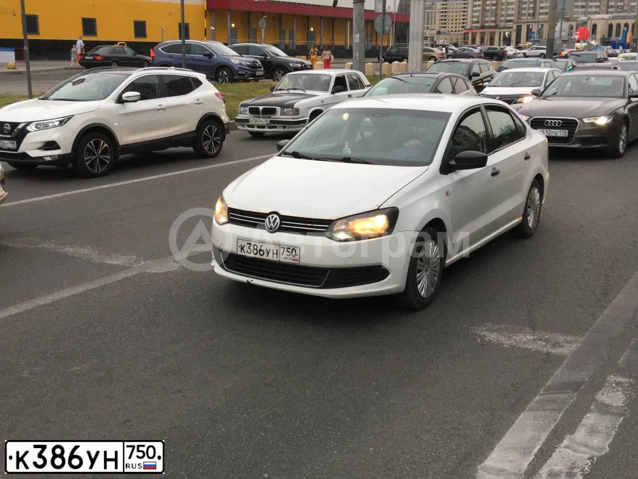 Фото автомобиля VOLKSWAGEN POLO, 2015 — госномер К386УН750. Цвет: Белый