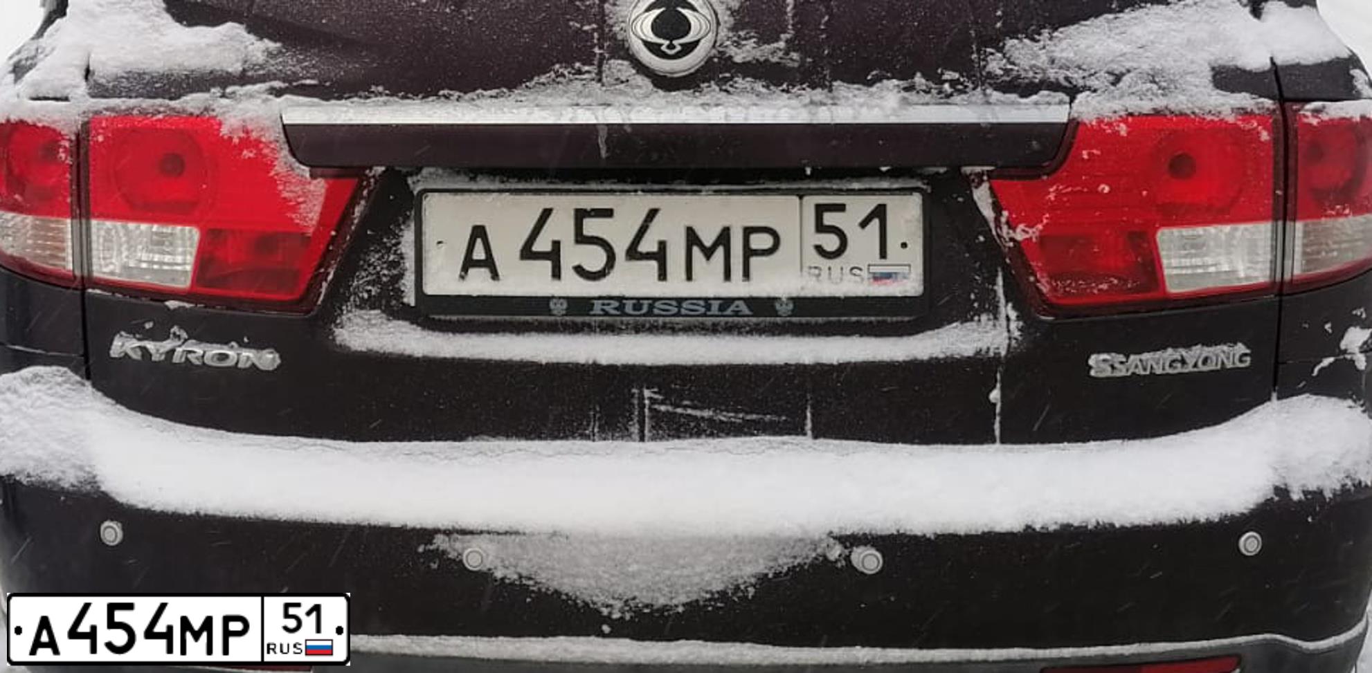 Фото автомобиля SSANGYONG KYRON, 2008 — госномер А454МР51. Цвет: БОРДОВЫЙ
