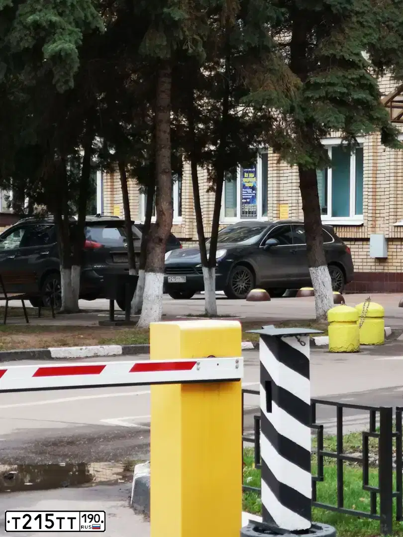 Фото автомобиля VOLKSWAGEN TOUAREG, 2007 — госномер Т215ТТ190. Цвет: ЧЕРНЫЙ