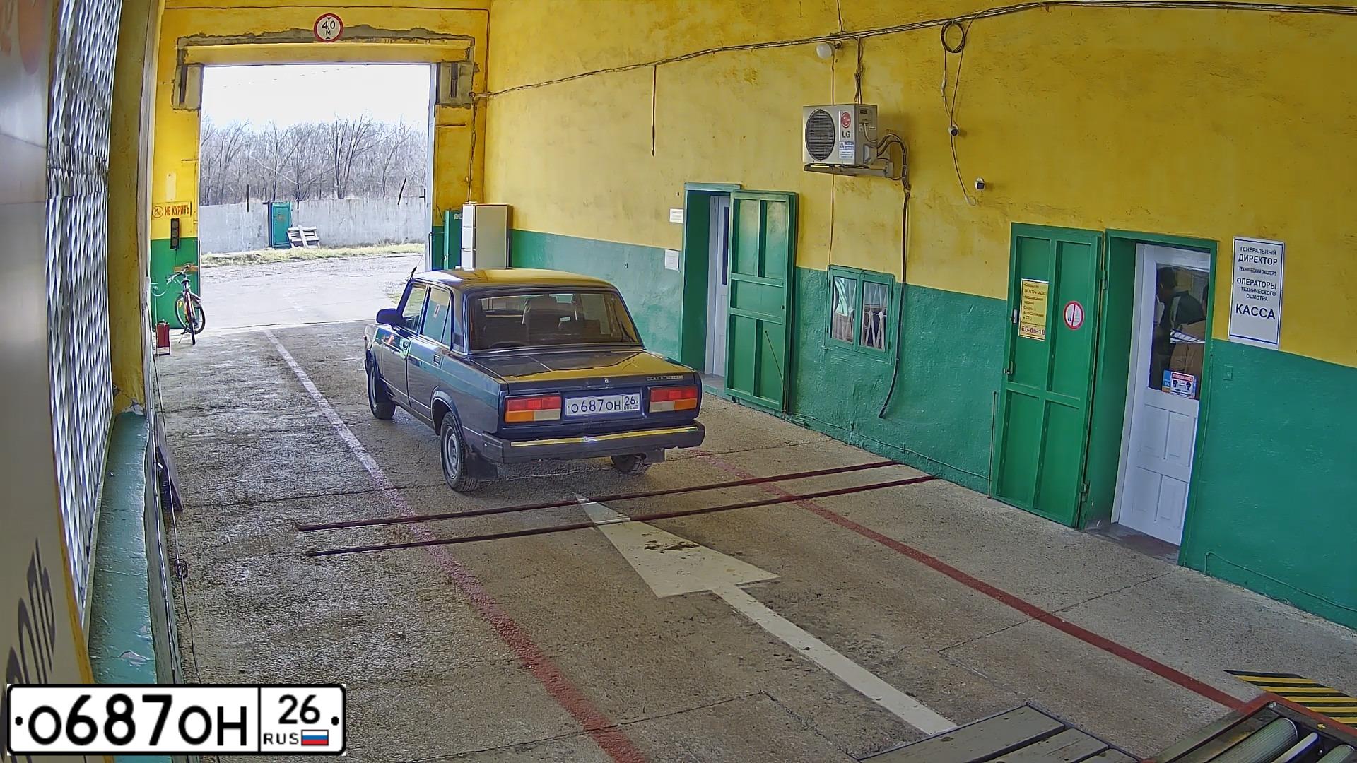 Фото автомобиля LADA 2107, 2007 — госномер О687ОН26. Цвет: ТЕМНО СИНИЙ