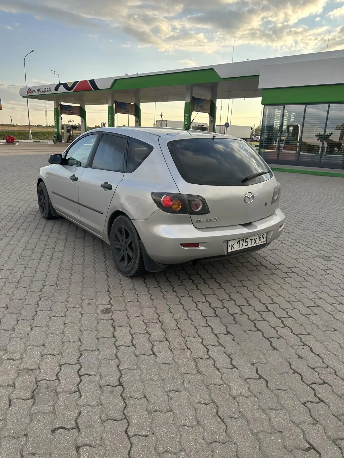 Фото автомобиля MAZDA 3, 2005 — госномер К175ТХ69. Цвет: Серебристый