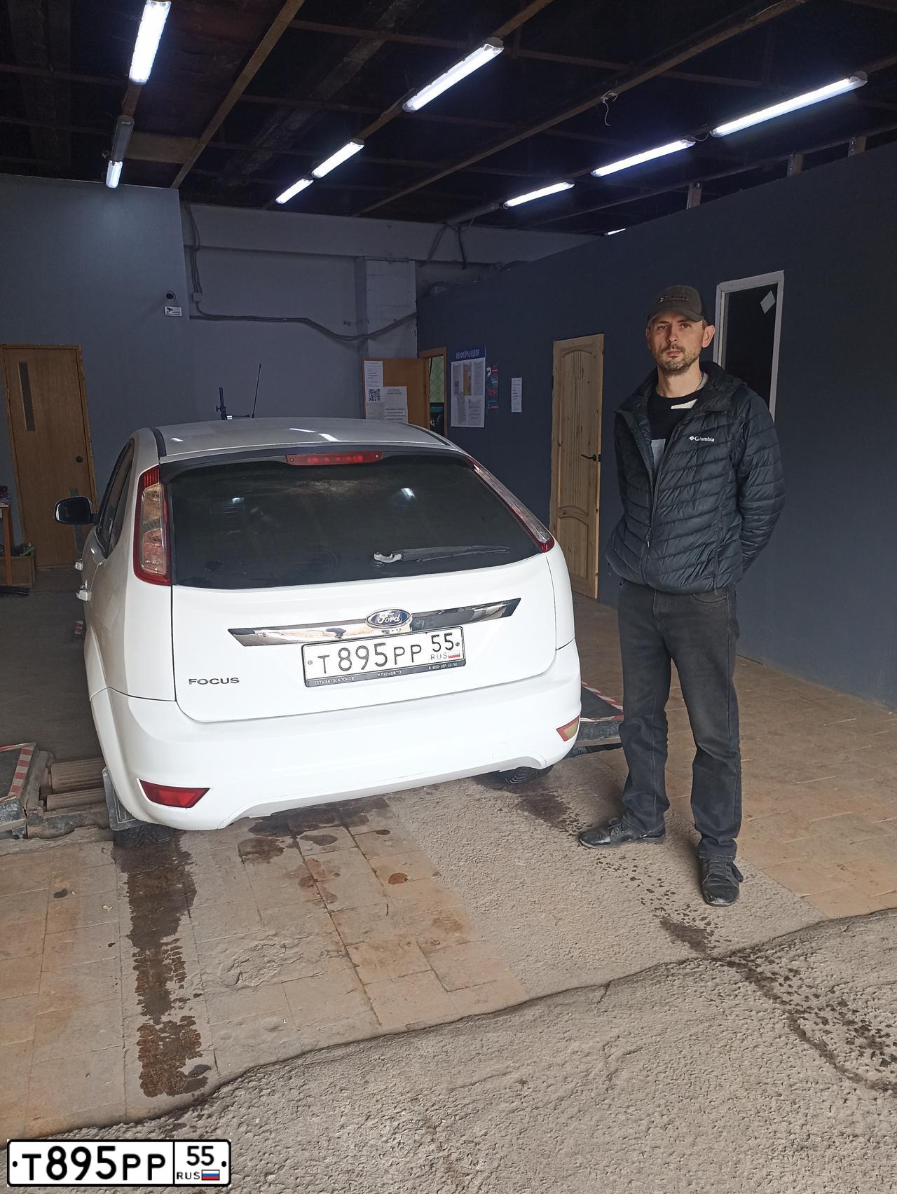 Фото автомобиля FORD FOCUS, 2010 — госномер Е324ВН159. Цвет: БЕЛЫЙ