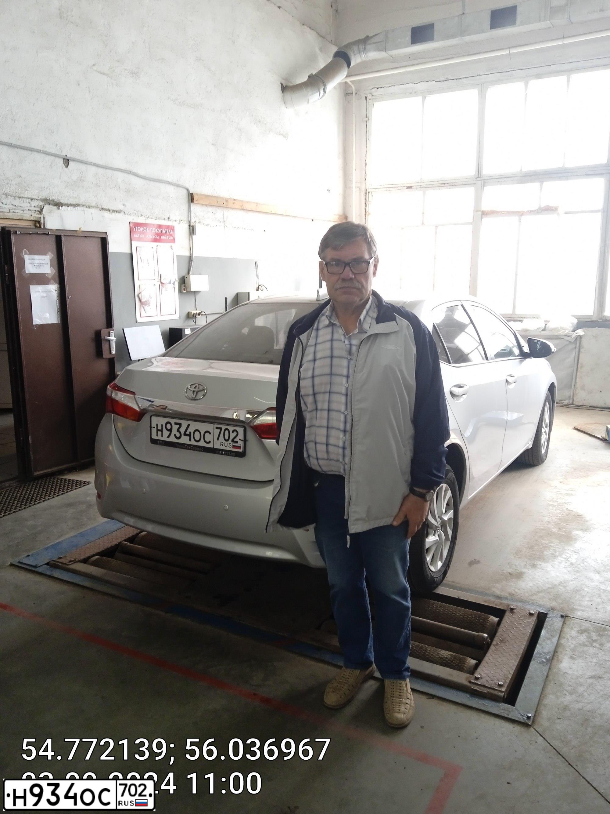 Фото автомобиля TOYOTA COROLLA, 2018 — госномер Е032ХА21. Цвет: Серебристый