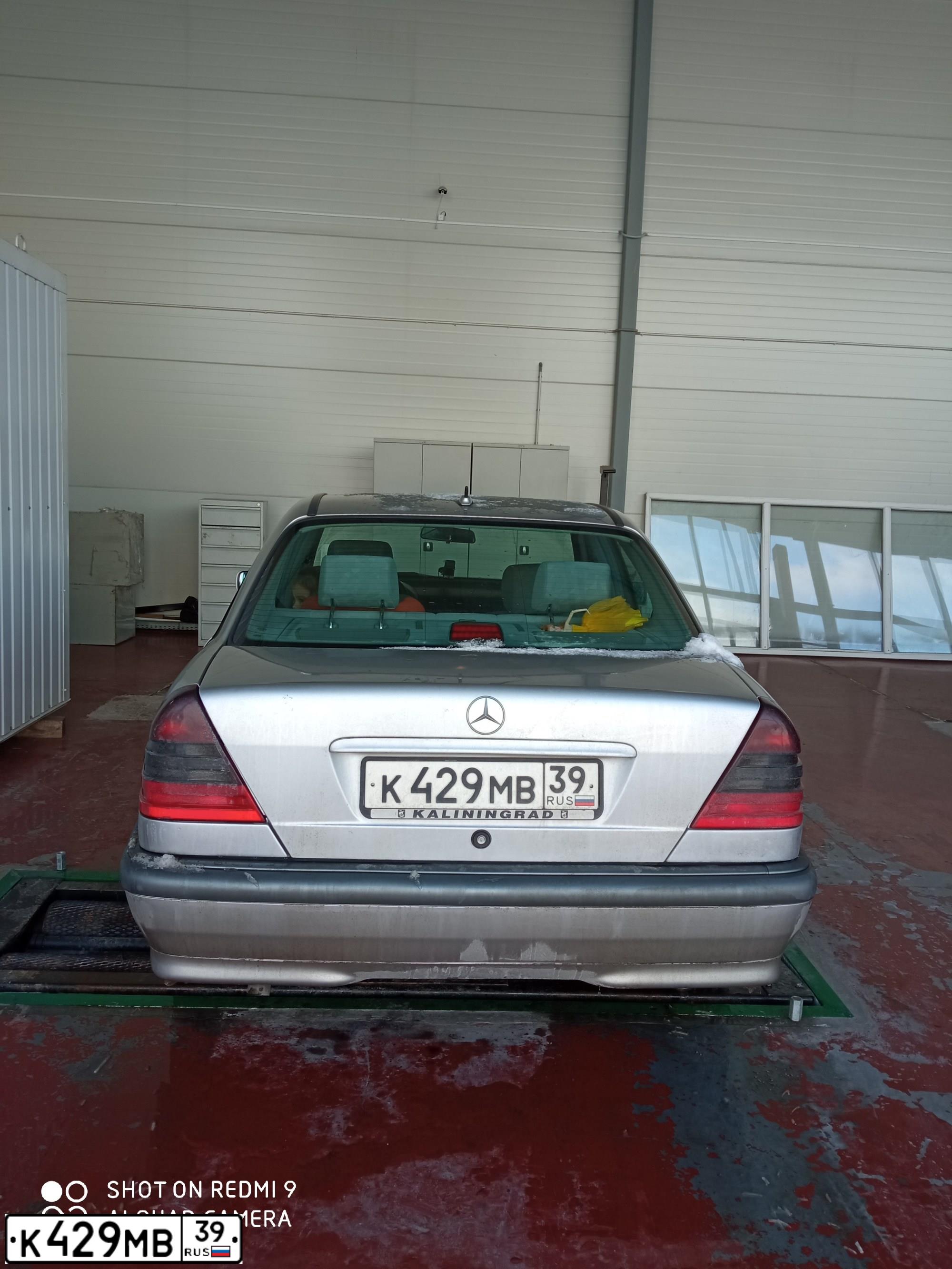 Фото автомобиля MERCEDES C-KLASSE, 1998 — госномер К429МВ39. Цвет: СЕРЕБРИСТЫЙ