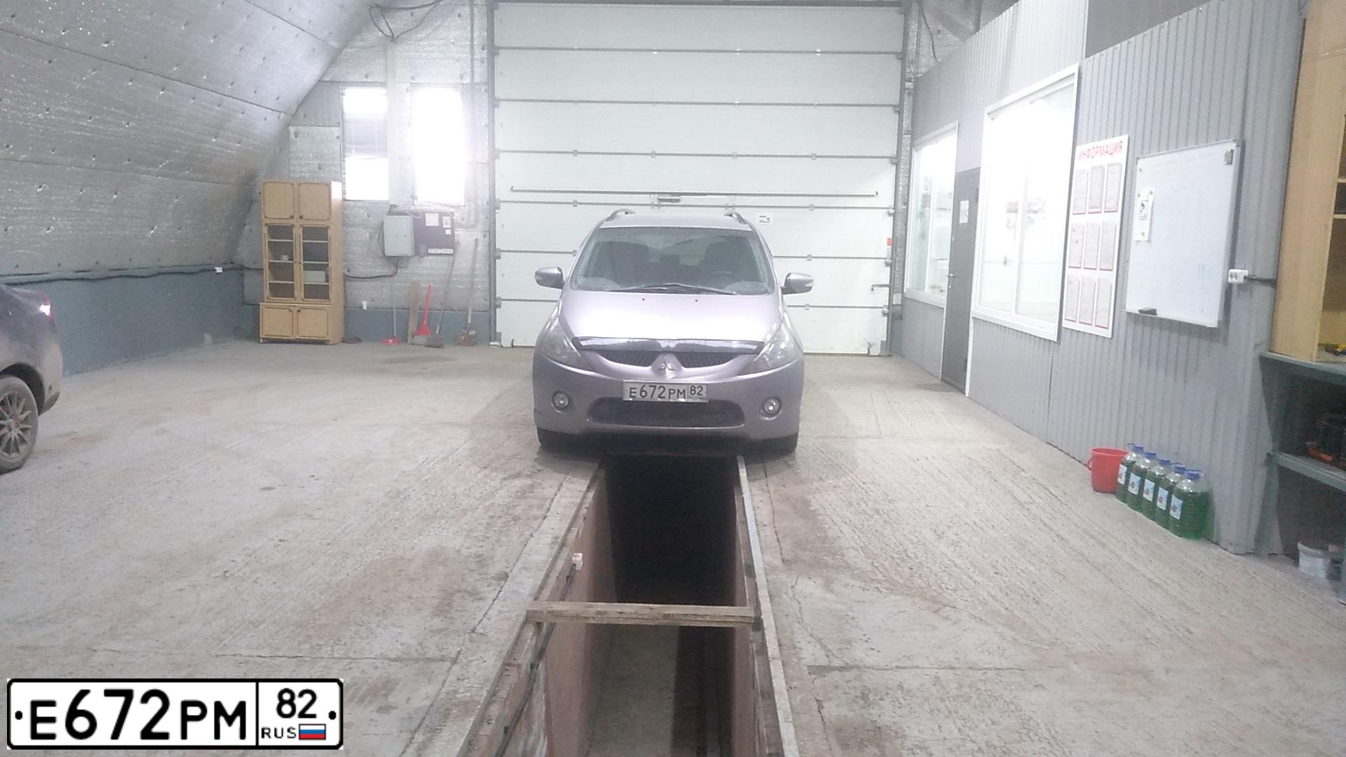 Фото автомобиля MITSUBISHI Grandis, 2006 — госномер Е672РМ82