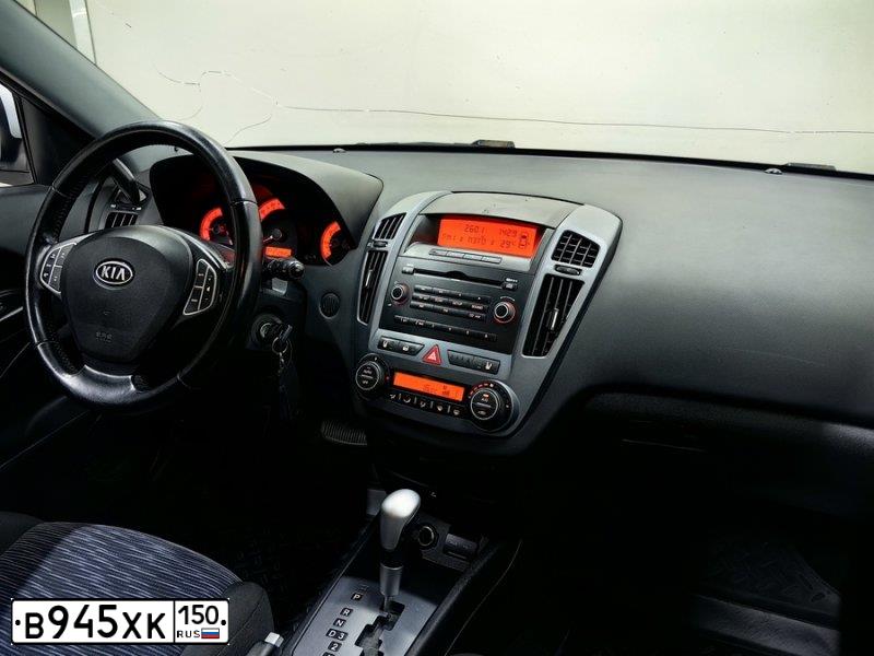 Фото автомобиля KIA CEE'D, 2009 — госномер В945ХК150. Цвет: Белый