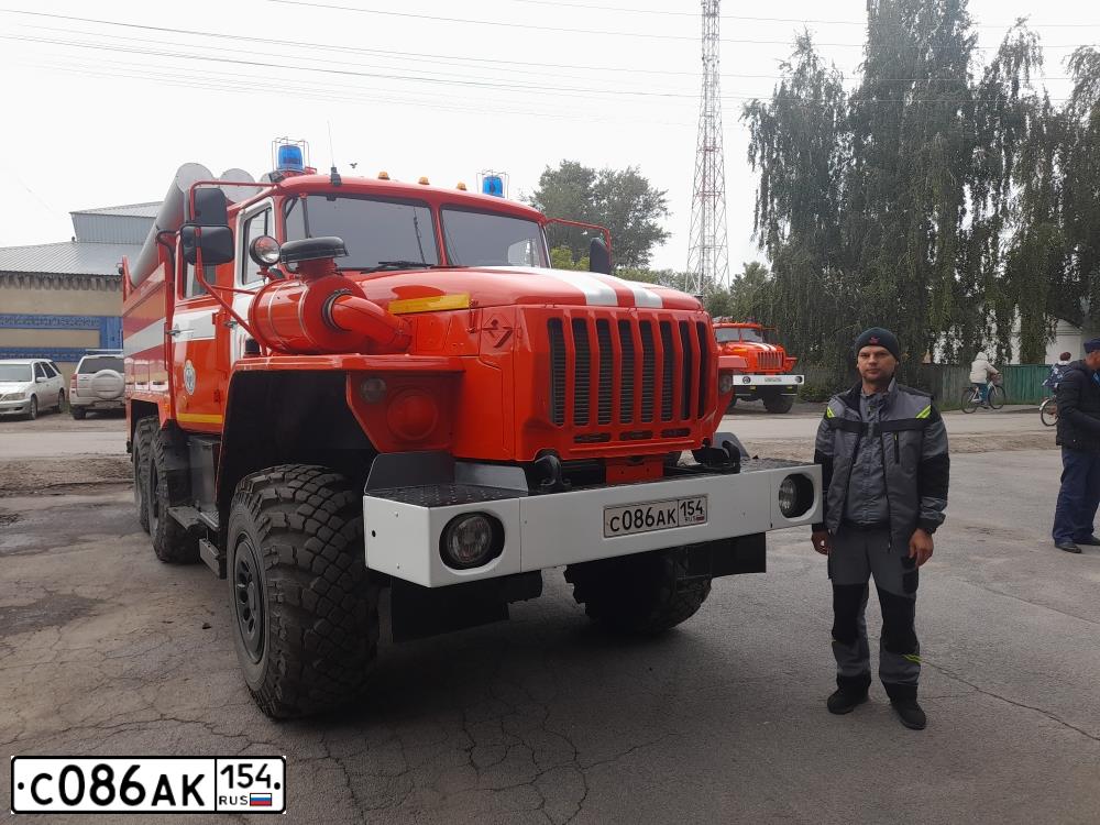 Фото автомобиля URAL 5557 /6X6/, 2013 — госномер С086АК154. Цвет: цв. сх. ГОСТ Р 50574-2002