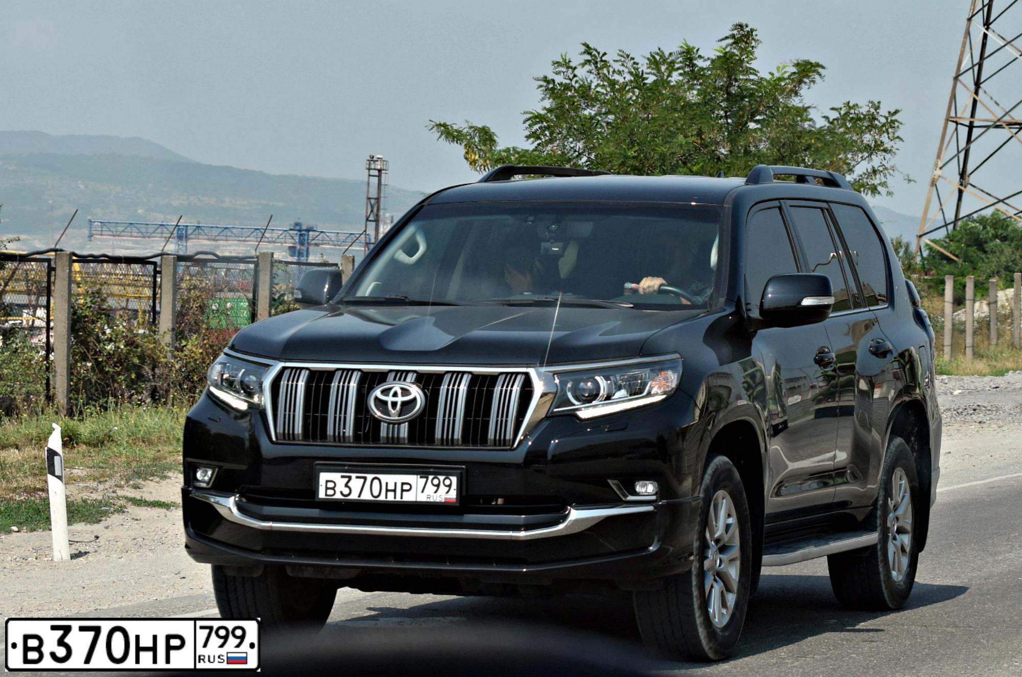 Фото автомобиля TOYOTA LANDCRUISER, 2018 — госномер Н649ВС790. Цвет: ЧЕРНЫЙ